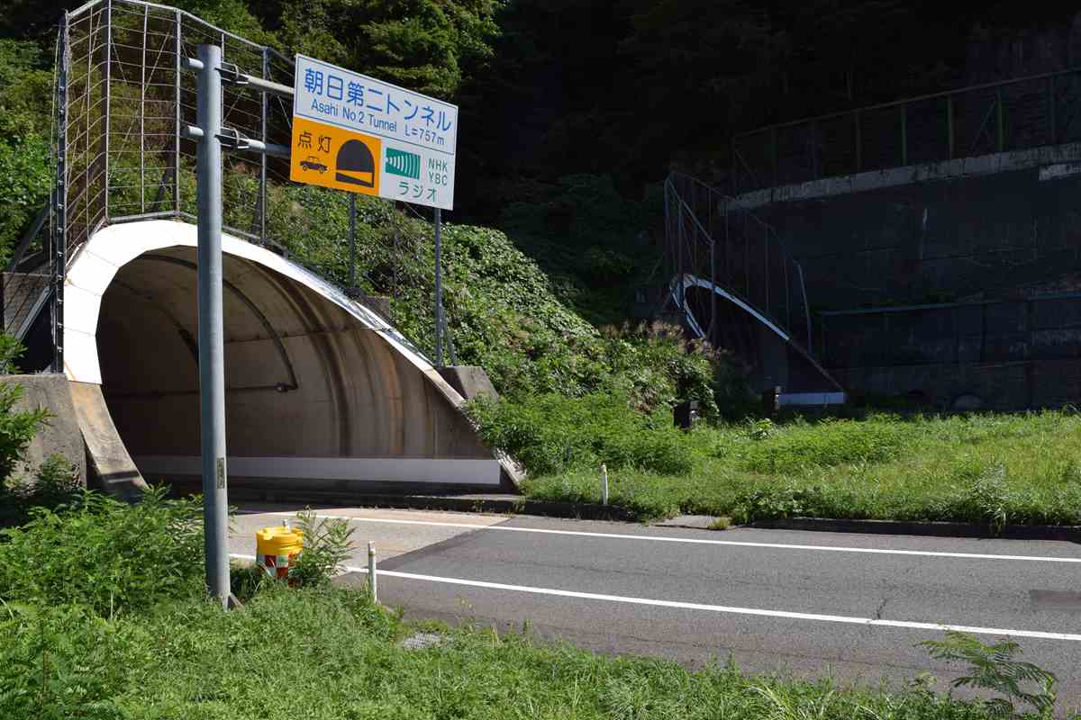 トンネル入り口
