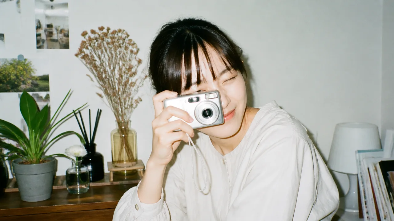 デジカメのフラッシュ写真がエモいのはなぜ?魅力と撮影のコツ