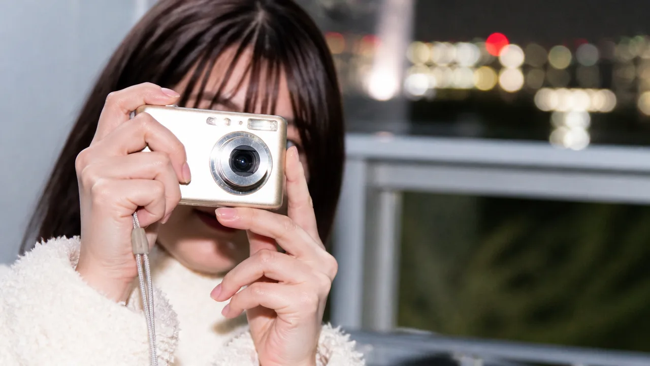 デジカメのフラッシュ写真がエモいのはなぜ?魅力と撮影のコツ