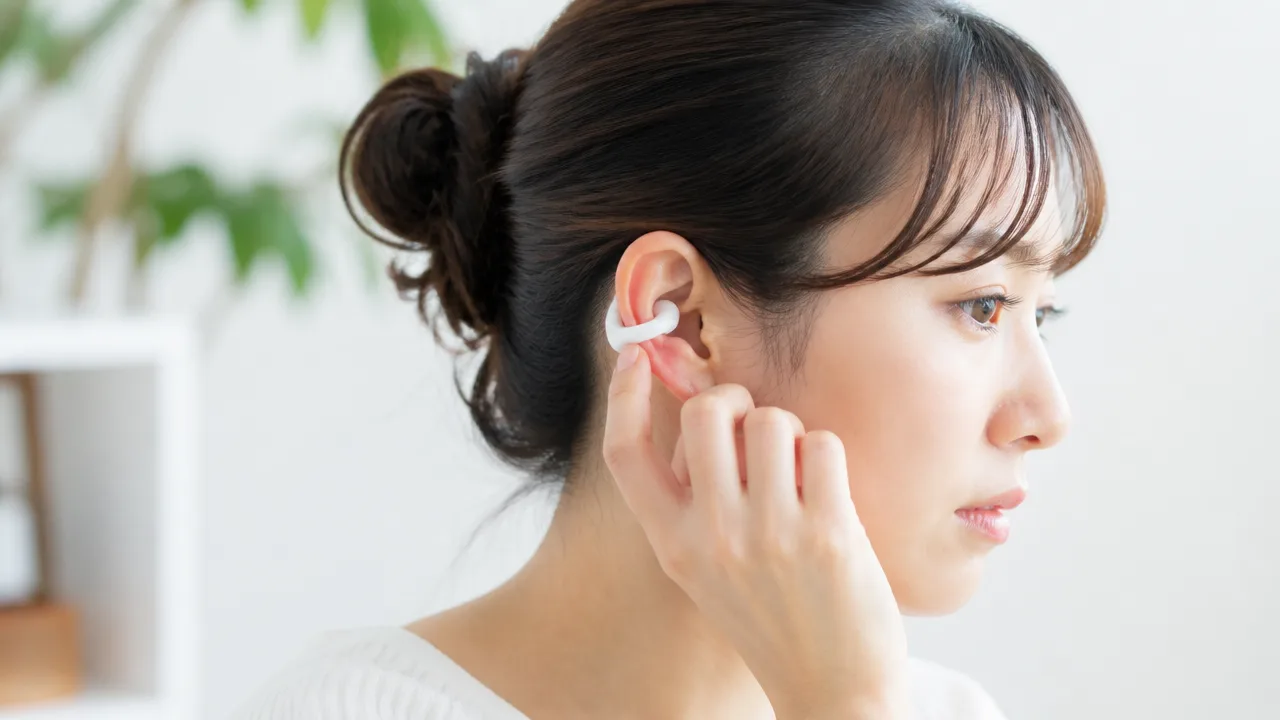 イヤーカフ型イヤホンはなぜ落ちない?仕組みと正しい装着方法を解説