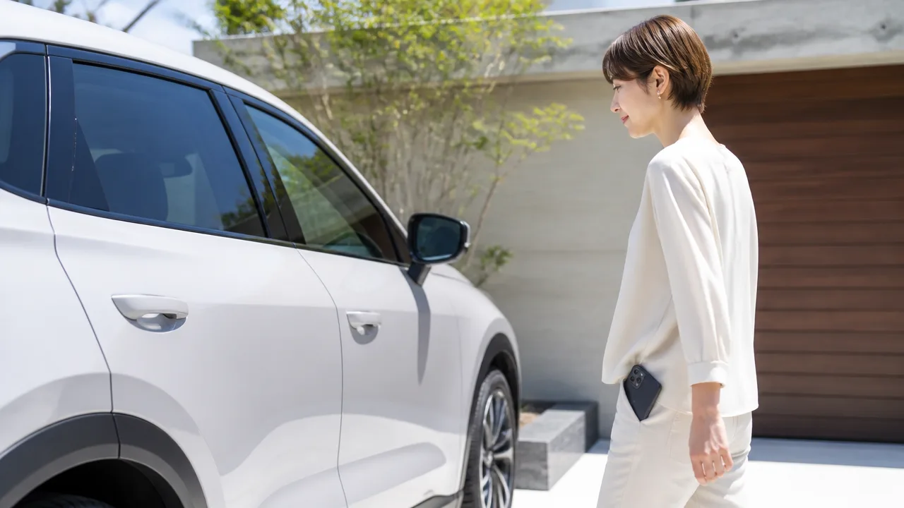 車のデジタルキーはUWBでなぜポケットでも開く?仕組みを解説