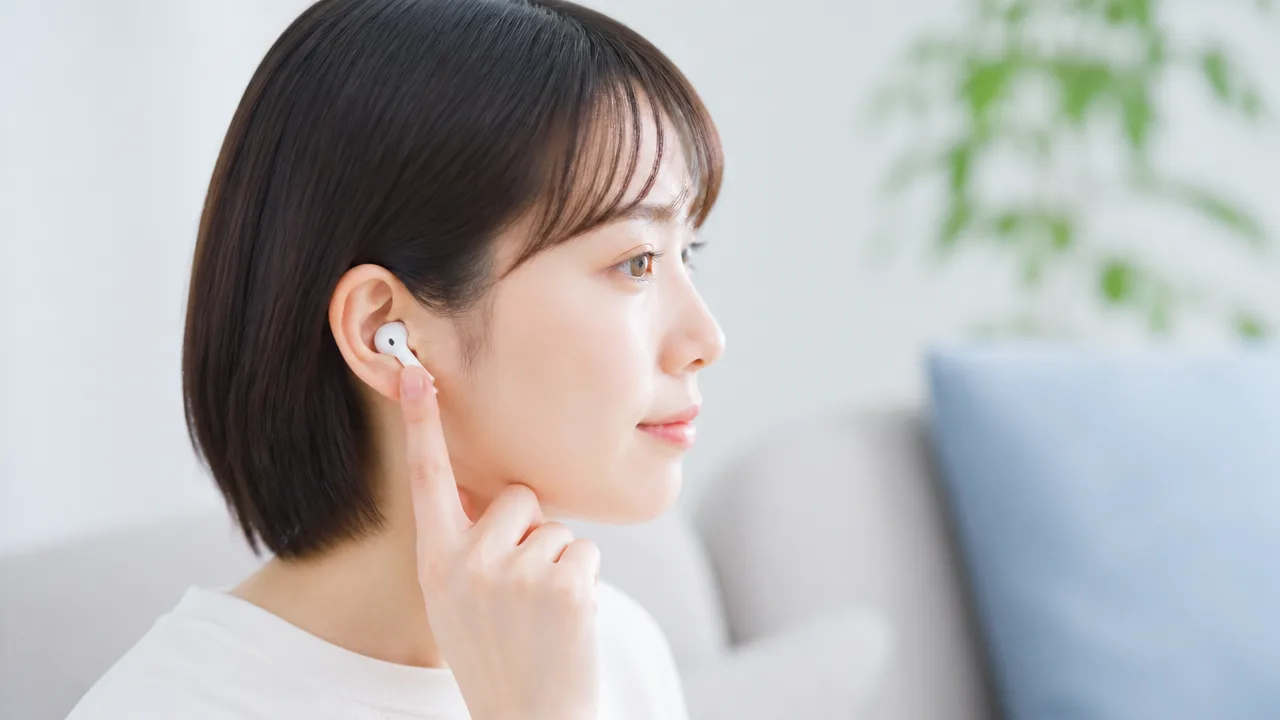 空間オーディオはイヤホン2つでなぜ360度に聞こえる?仕組みを解説