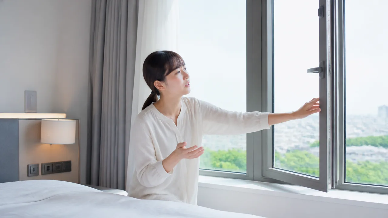 ホテルの窓が開かないのはなぜ？主な理由と換気方法を解説