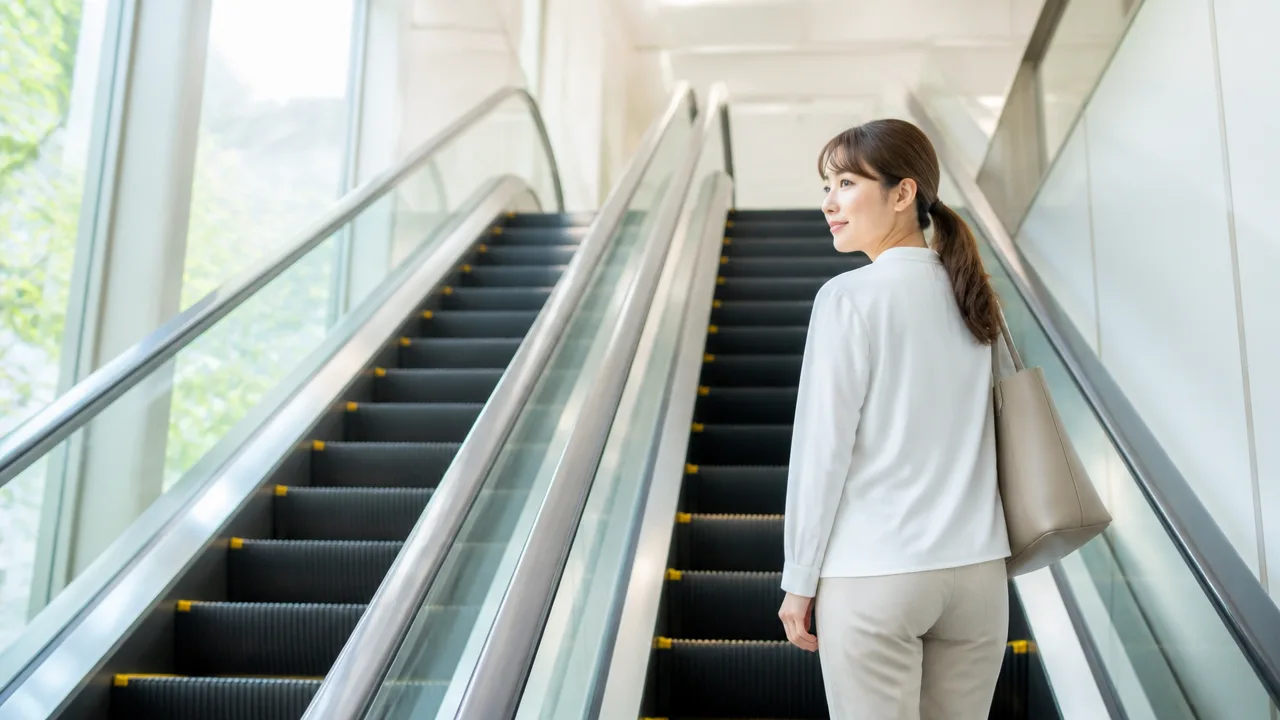 エスカレーターは関東と関西でなぜ逆?立ち位置の歴史と理由