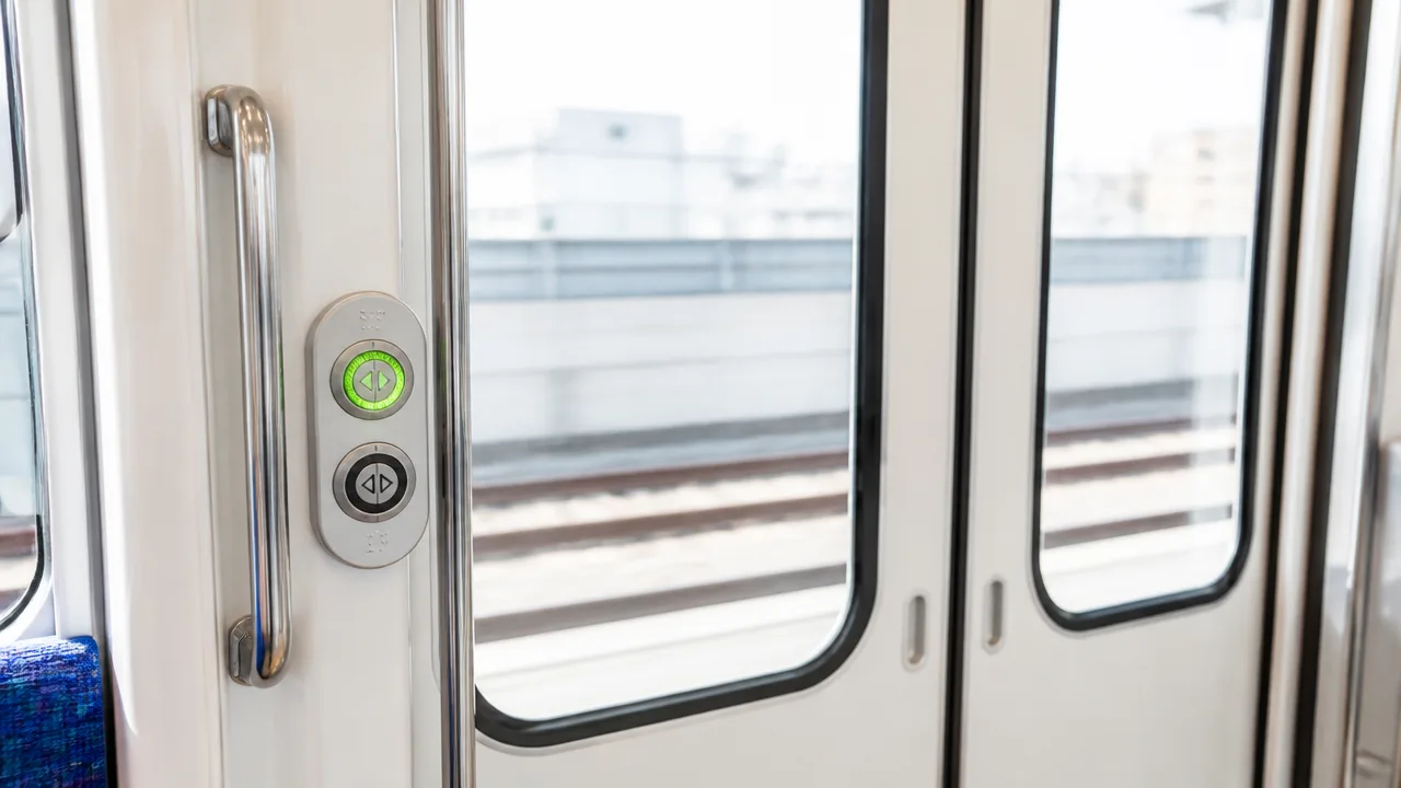 電車のドアにボタンがあるのはなぜ?仕組みと使い方をわかりやすく解説
