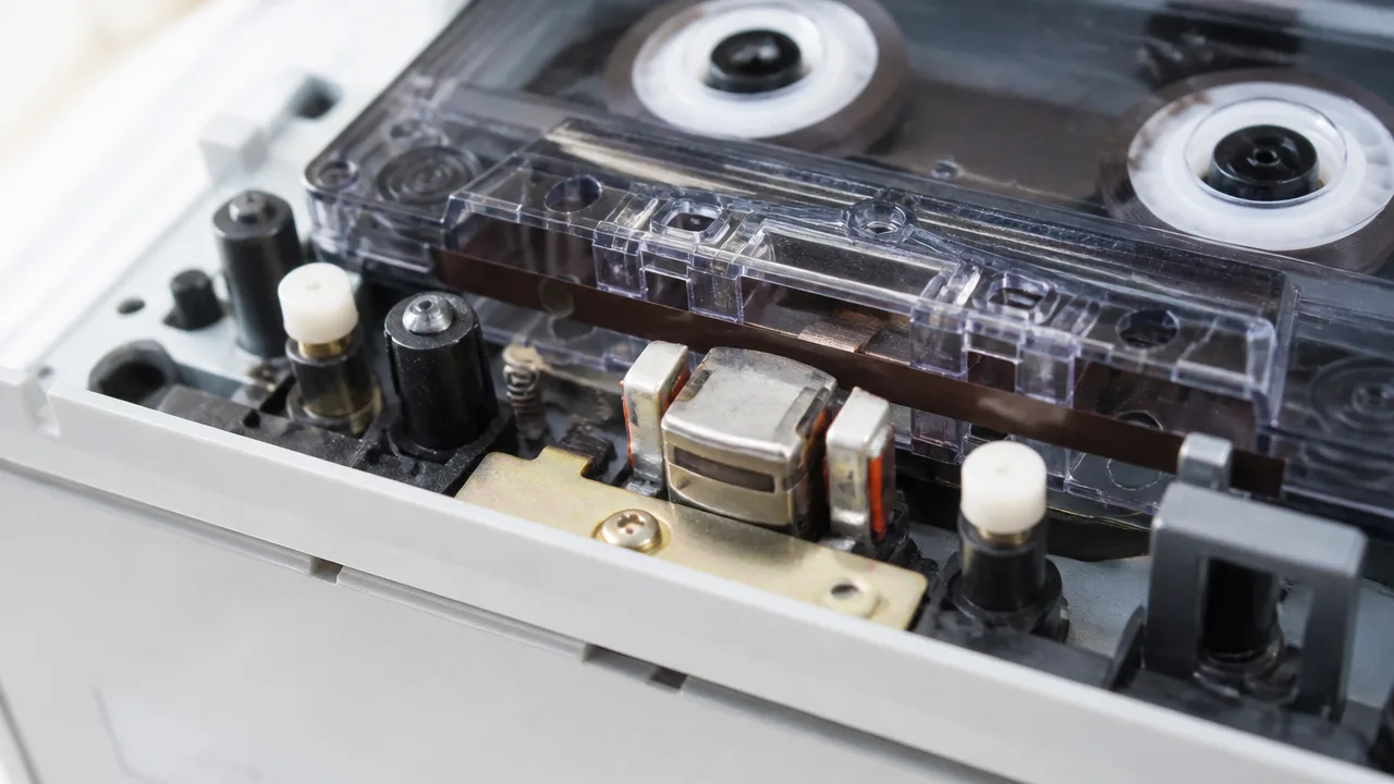 カセットテープから音が出る仕組みとは？磁気で録音・再生する原理