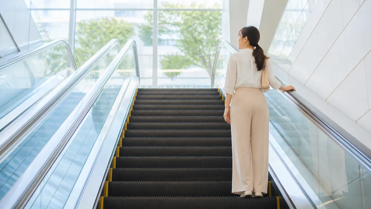 エスカレーターは関東と関西でなぜ逆?立ち位置の歴史と理由