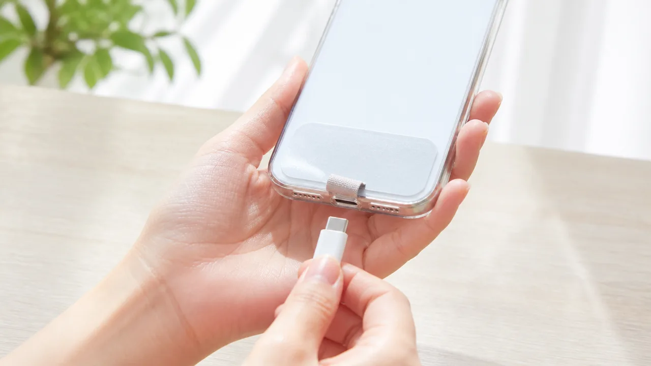 スマホストラップホルダーで充電ケーブルが差さらない原因と対処法
