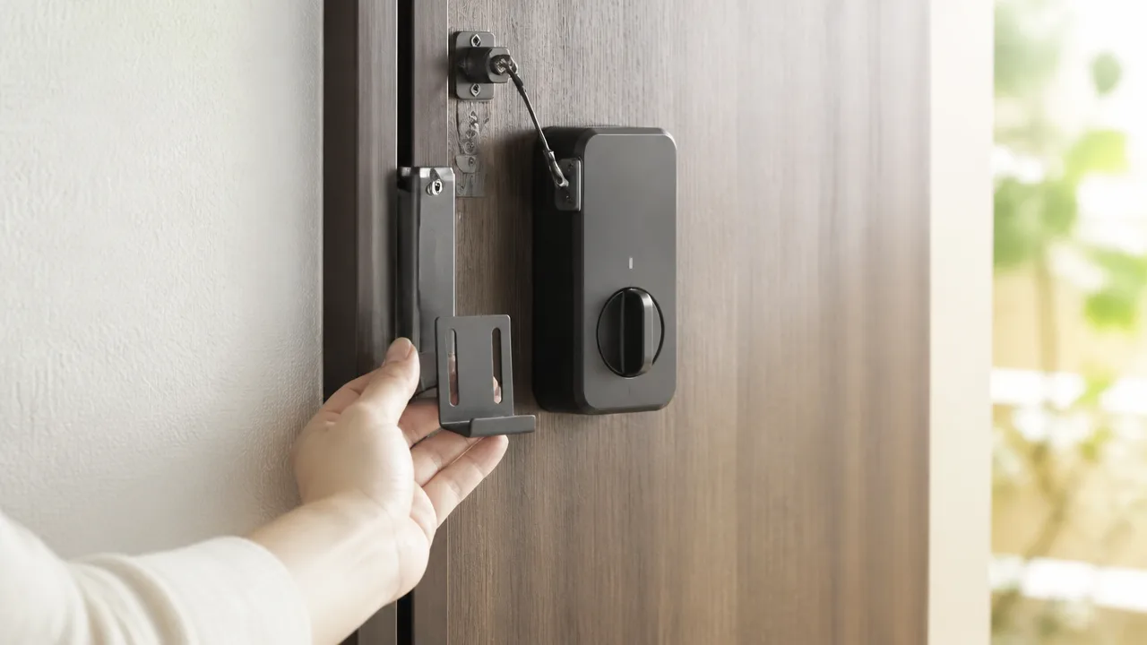 スマートロックの両面テープが冬に剥がれる原因と貼り直しのコツ