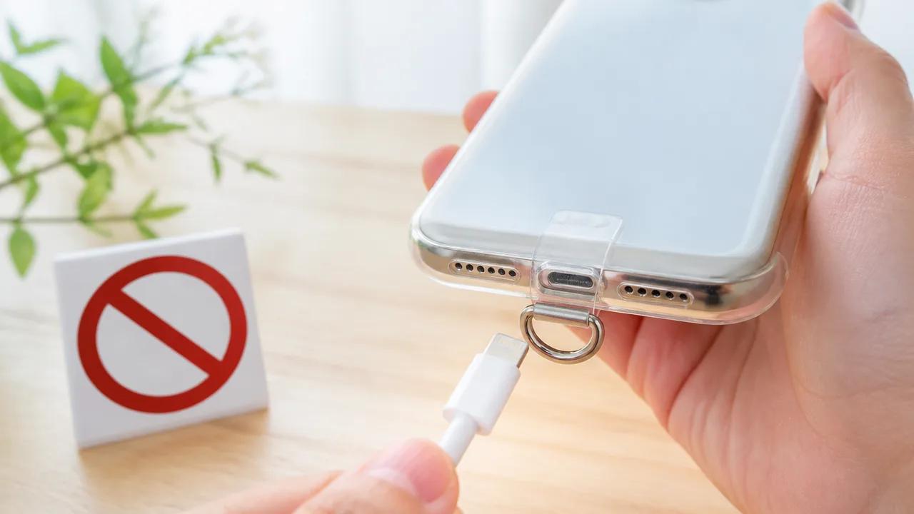 スマホストラップホルダーで充電ケーブルが差さらない原因と対処法