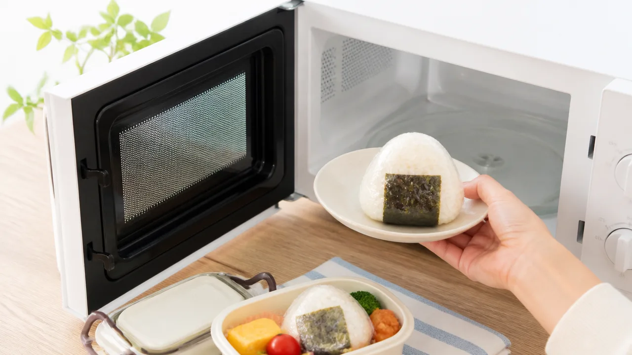 冷凍おにぎりがパサパサになる原因は?ふっくら解凍するコツと保存方法